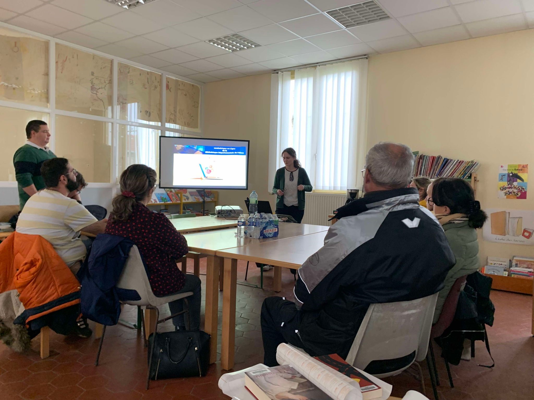 participants autour d'une table